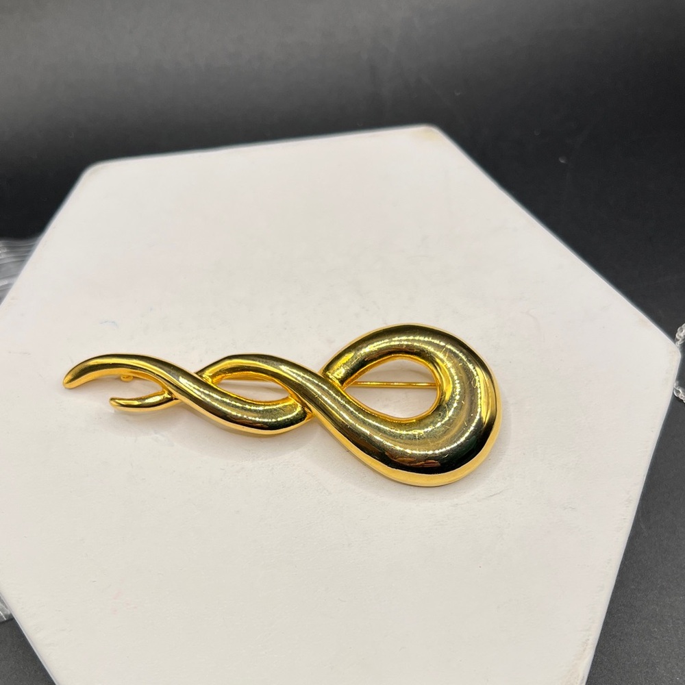 The Icing Twisted Gold Brooch